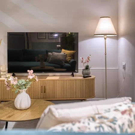 Апартаменты Sophisticated One Bedroom Duplex With Shared Roof Terrace Goblugf *