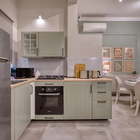 Апартаменты Sophisticated One Bedroom Duplex With Shared Roof Terrace Goblugf