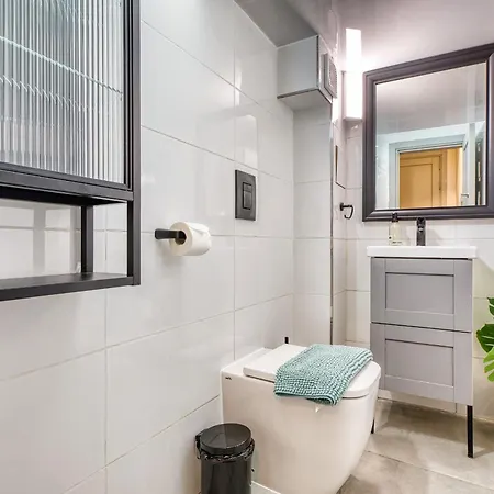 Апартаменты Sophisticated One Bedroom Duplex With Shared Roof Terrace Goblugf