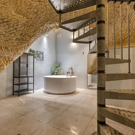 Апартаменты Sophisticated One Bedroom Duplex With Shared Roof Terrace Goblugf